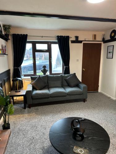 3 BR Home With Football Table in Smethwick, Birmingham, Birmingham (foto 8)