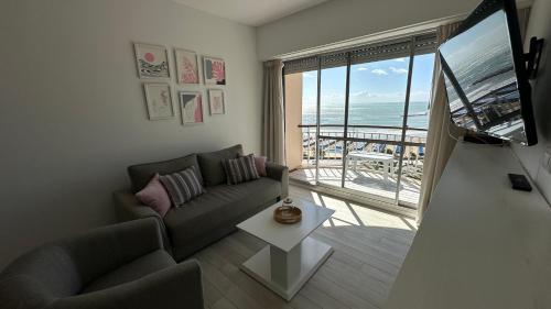 Depto vista al mar con cochera zona varese - Hola Sur