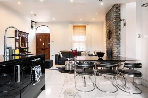 Serres’ Home, Dublin (photo 6)