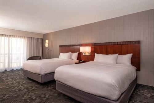 2 queen beds, 1 sofa bed