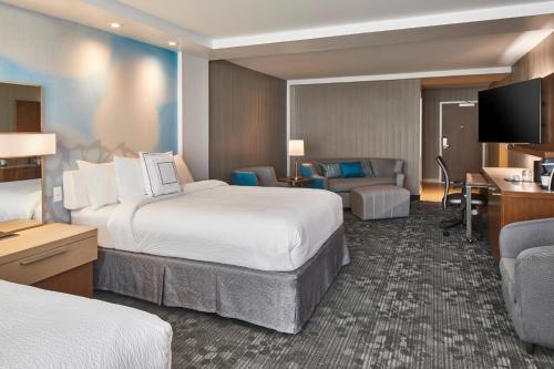 Suite, 2 Queen, Sofa bed