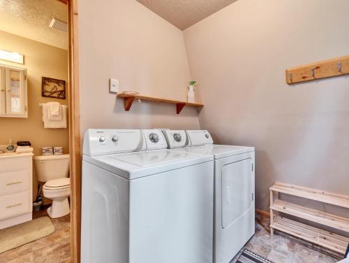 Hillside Hideaway - image 8