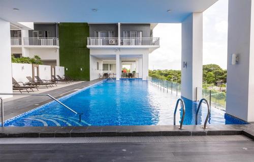 Peaceful 2 Bedroom with Balcony