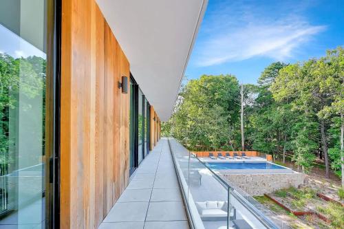 Brightwater by Rove Travel - Sauna, Pool & Outdoor Spaces in Northwest Harbor (NY)