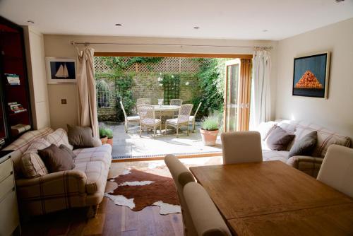 Spacious flat with south facing garden, Londra