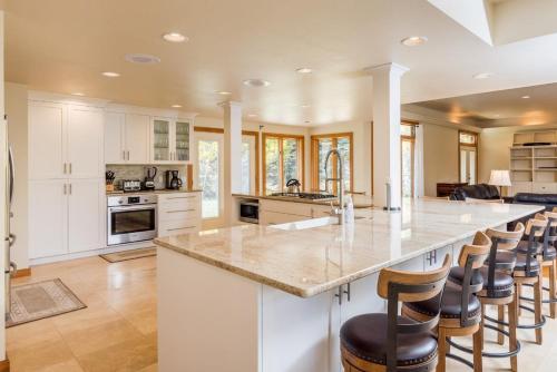 Game Room, Outdoor Hot Tub, Two Kitchens, Perfect For Large Families, Ketchum (foto 3)