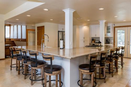 Game Room, Outdoor Hot Tub, Two Kitchens, Perfect For Large Families, Ketchum (foto 6)