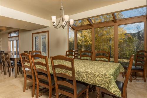 Game Room, Outdoor Hot Tub, Two Kitchens, Perfect For Large Families, Ketchum (foto 8)