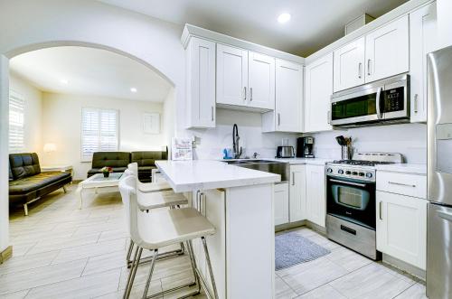Stylish Modern Home, AC, Parking & Near FWYs thumb 4