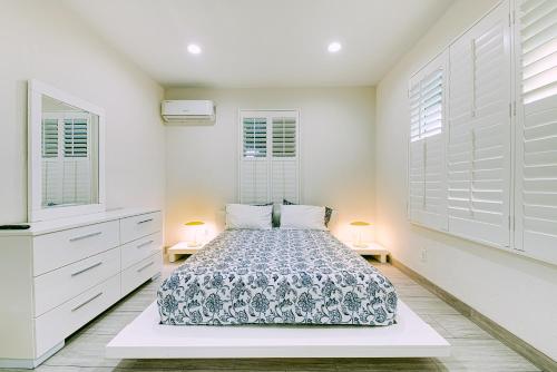 Stylish Modern Home, AC, Parking & Near FWYs in Santa Ana, USA