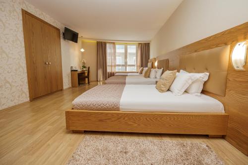 Sky Hotel - image 4