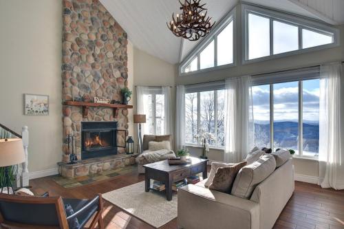 Ski-in/Car-out, HOT TUB with Amazing sunset view in Saint-Faustin-Lac-Carré (QC)