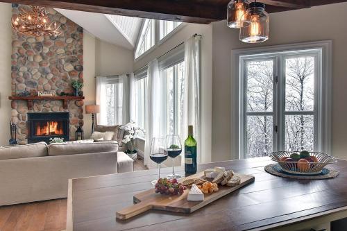 Ski-in/Car-out, HOT TUB with Amazing sunset view in Saint-Faustin-Lac-Carré (QC)