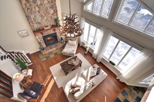 Ski-in/Car-out, HOT TUB with Amazing sunset view in Saint-Faustin-Lac-Carré (QC)