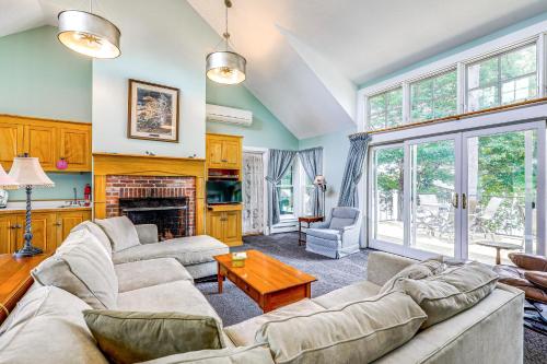 Lakefront New London Retreat with Dock and Hot Tub! in 新倫敦 (NH)