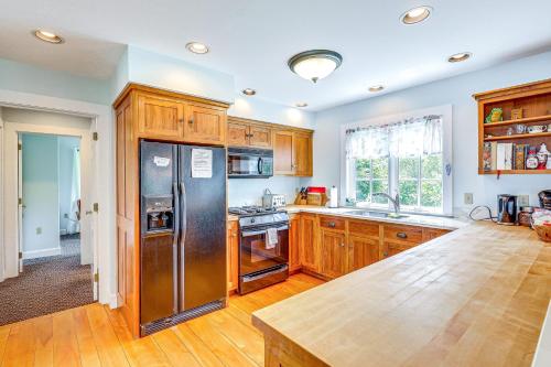 Lakefront New London Retreat with Dock and Hot Tub! in 新倫敦 (NH)