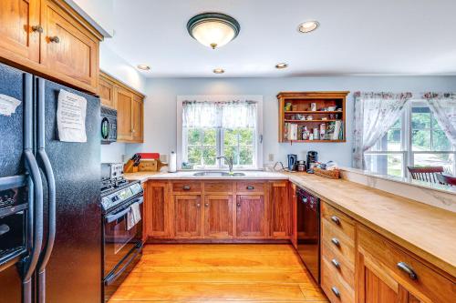 Lakefront New London Retreat with Dock and Hot Tub! in 新倫敦 (NH)