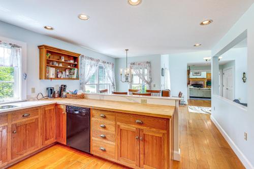 Lakefront New London Retreat with Dock and Hot Tub! in 新倫敦 (NH)