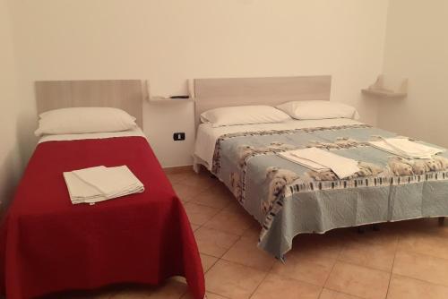 1 king bed, 1 twin bed