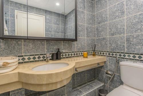 Mundo - Exquisite 2-BR W Balcony at Saifi Village - image 2