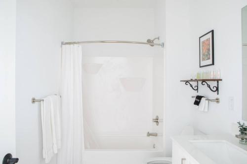 Flexhome East Side 1BR NO13 with Balcony, Pool, Gym