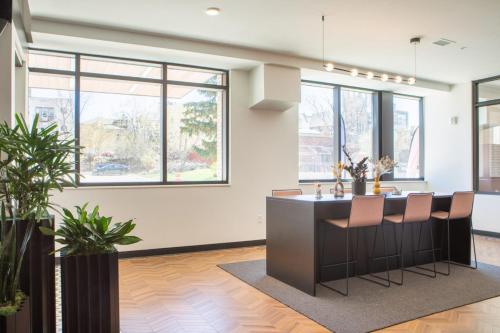 Flexhome East Side 1BR NO13 with Balcony, Pool, Gym