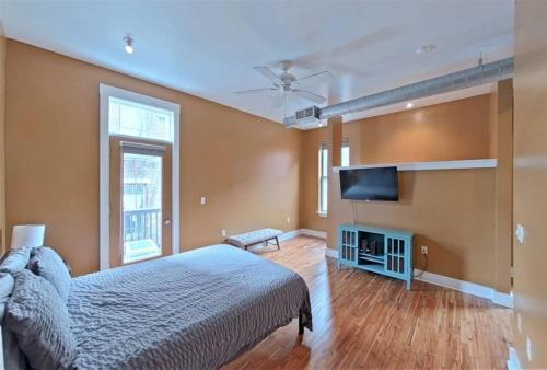 12 Massive condo in the heart of the city