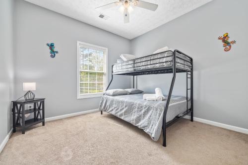 4BR house with Garage, Backyard porch & Fireplace