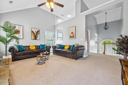 4BR house with Garage, Backyard porch & Fireplace in Covington, USA