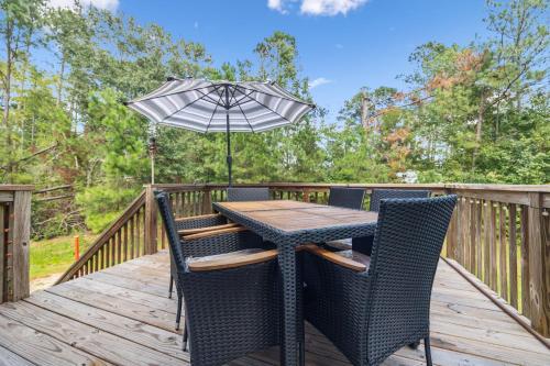 4BR house with Garage, Backyard porch & Fireplace in Covington, USA