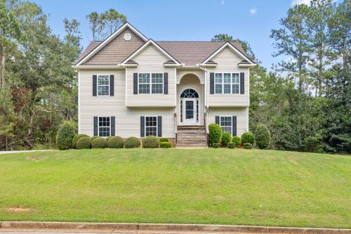4BR house with Garage, Backyard porch & Fireplace