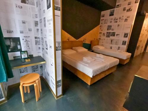 3 twin beds
