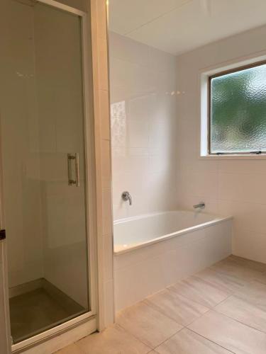 ฝักบัว, Cosy 2 bedroom home in Miramar in มิรามาร์