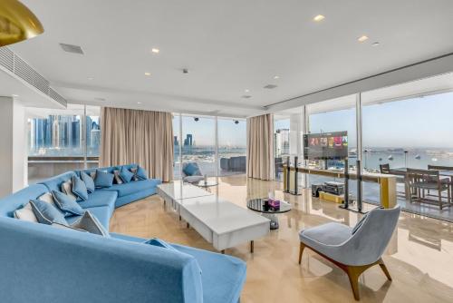 luxury penthouses see view at five, Dubaj