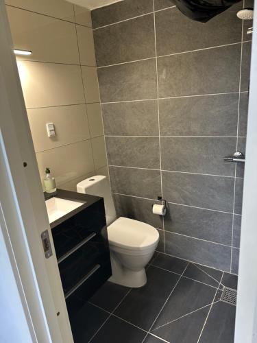 淋浴間, Fasan sleeping in 埃斯比約市中心