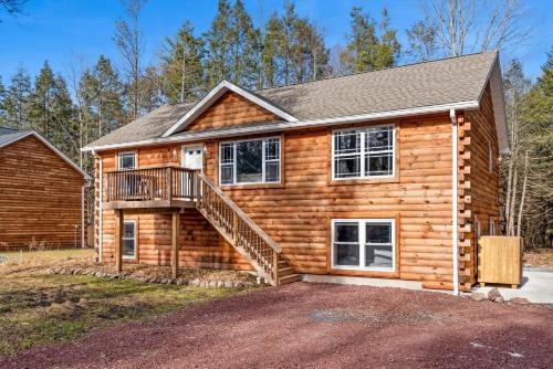Cozy Cinema Cabin - Hot Tub and More, Blakeslee