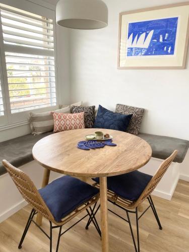 Coastal and sunny - stroll to beach and vibrant Freshwater village