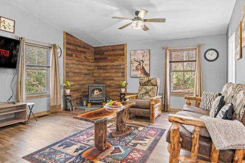 Cabin Oasis - Nestled in the Woods Seclusion in Blakeslee 