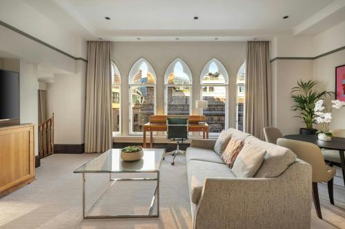 Junior Suite with City View, Executive Lounge Access image 9