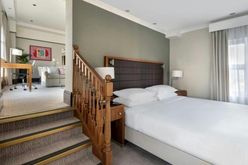 Junior Suite with City View, Executive Lounge Access image 8