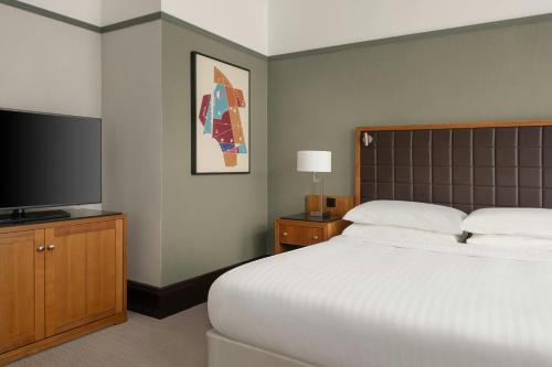 Executive King Room, Executive Lounge Access image 4