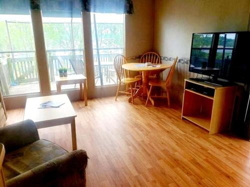 Westlake Dunes View Beach-FREE Pontoon Boat Rental in West Lake (ON)