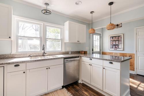 Historic Belmont Home - Steps to Stowe Manor and Downtown Historic Belmont Home - Steps to Stowe Manor and Downtown