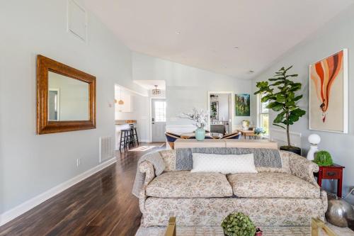 Historic Belmont Home - Steps to Stowe Manor and Downtown Historic Belmont Home - Steps to Stowe Manor and Downtown