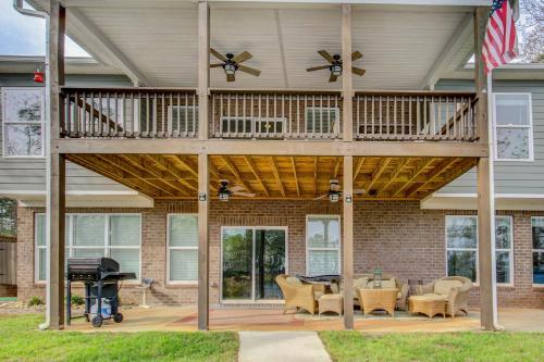 Lakefront Leesville Retreat w/ Private Dock! in Batesburg-Leesville (SC)