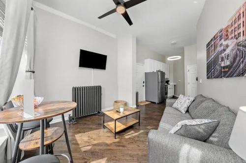 Cozy 1 Bedroom Apt near Logan Sq thumb 2