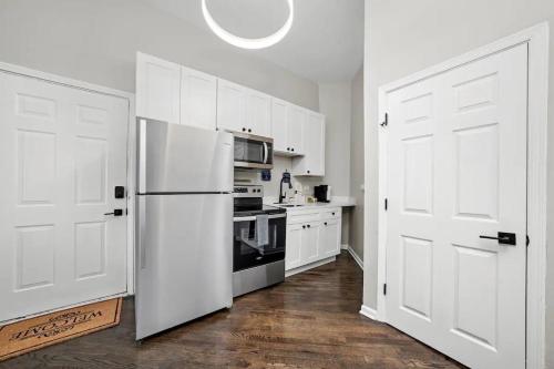 Cozy 1 Bedroom Apt near Logan Sq thumb 3