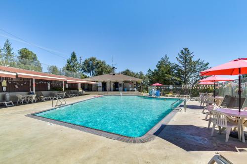 Access to Pine Mountain Lake: Family Cabin w/ Deck in Groveland (CA)