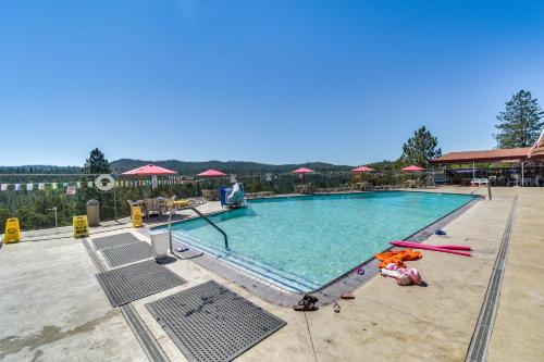Access to Pine Mountain Lake: Family Cabin w/ Deck in Groveland (CA)