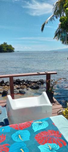 Bungalow les pieds ds l eau, La Maison Bleue in ฟาเรฮัว